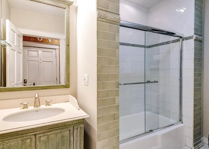 Historic And Unique Brownstone In Gold Coast - Downtown - 3